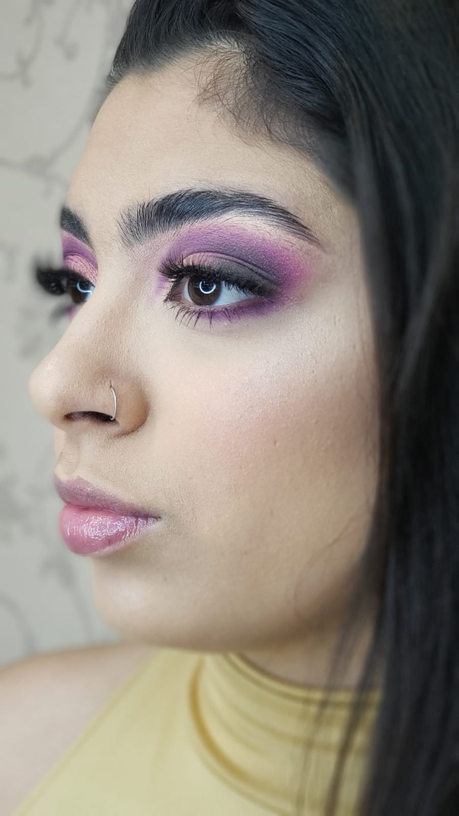 Aluna com maquiagem profissional finalizada