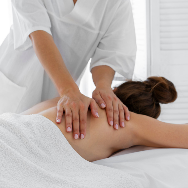 Profissional realizando massagem relaxante em cliente