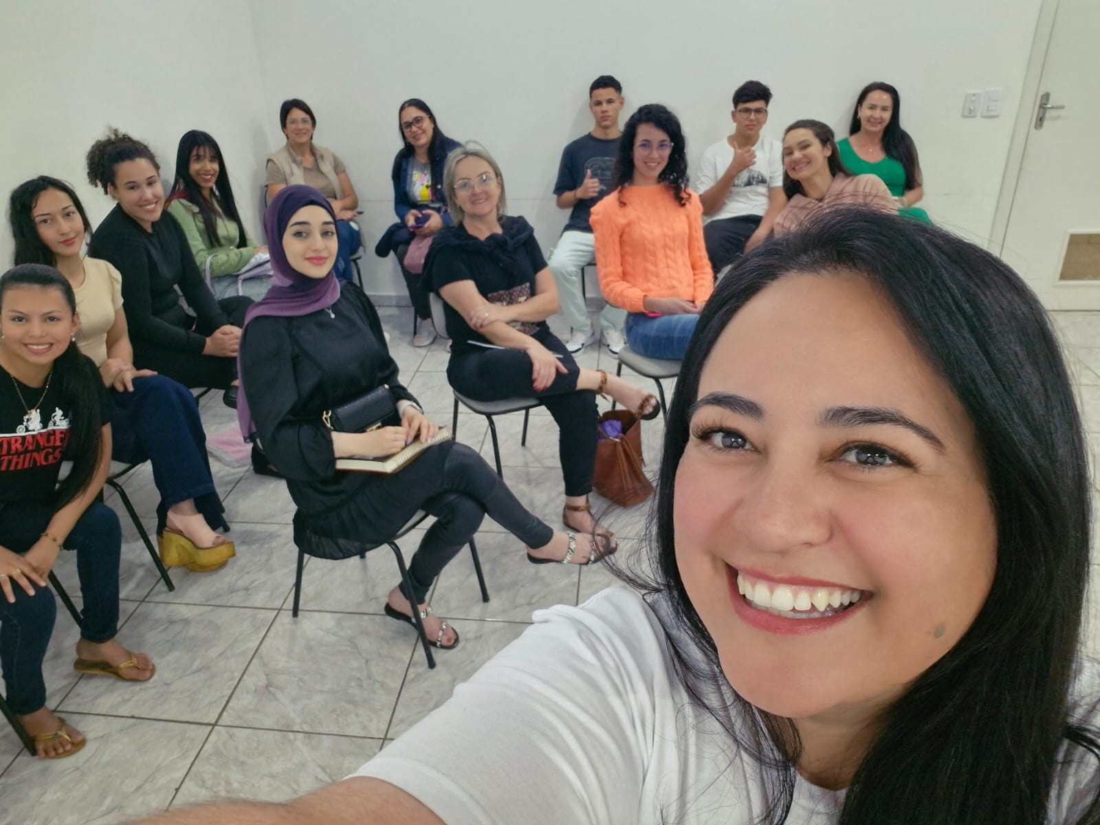 Alunos e equipe da escola em momento de confraternizacao