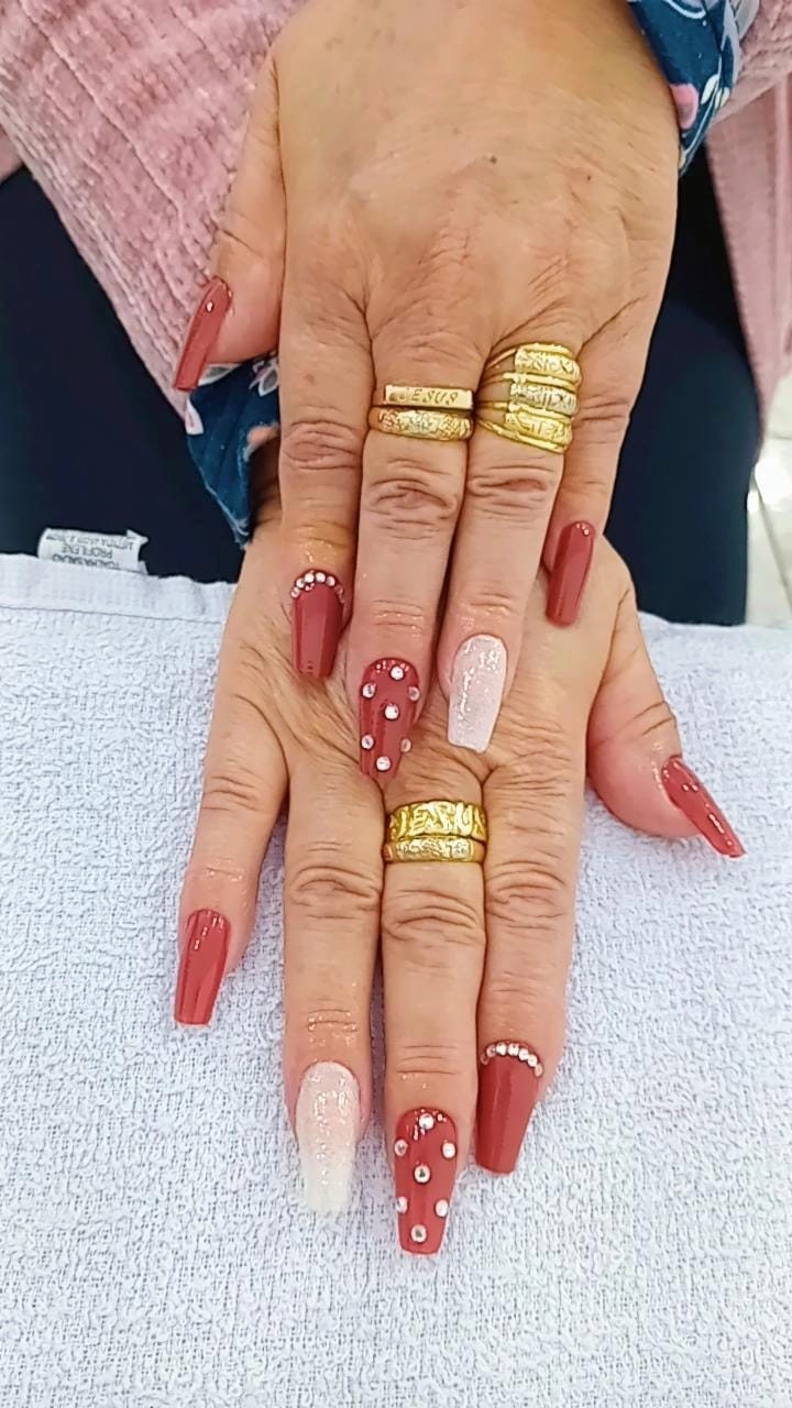 Mao com alongamento de unhas finalizado
